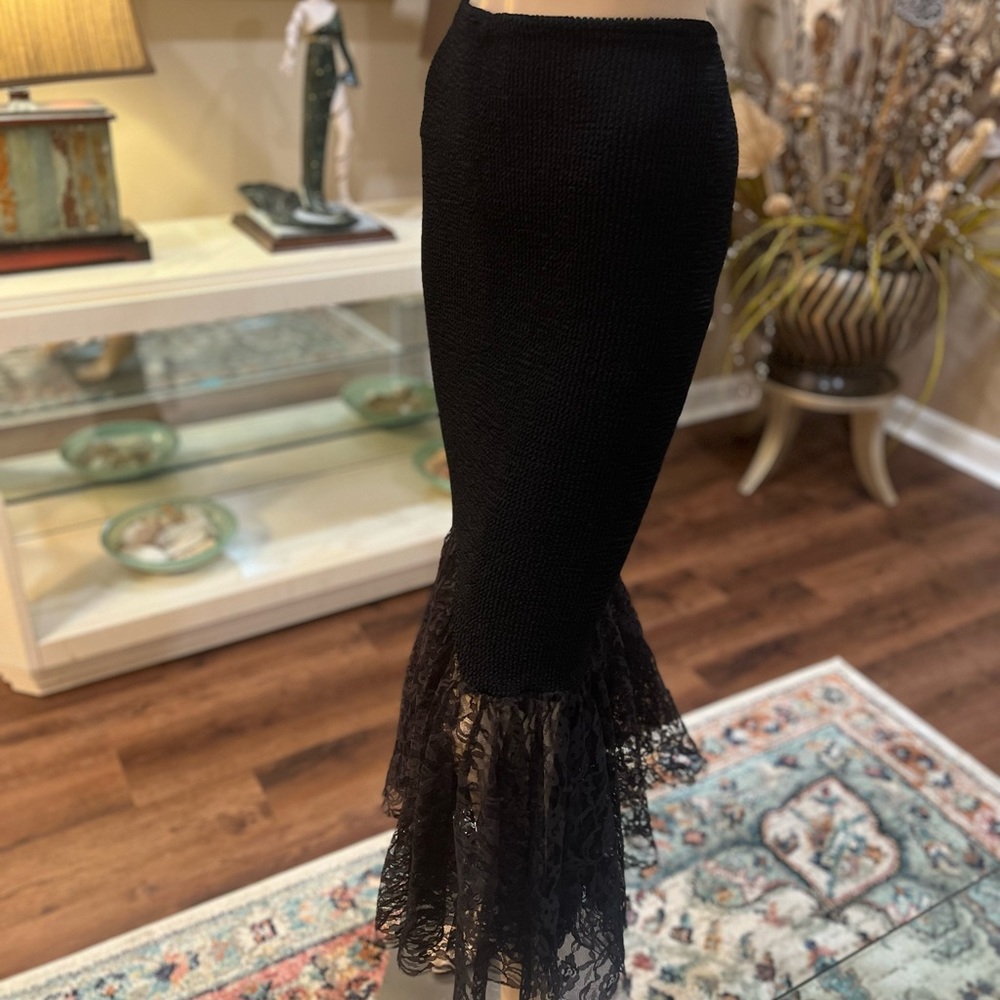 FUN & LACY SPANISH STYLE SKIRT IN GREAT CONDITION